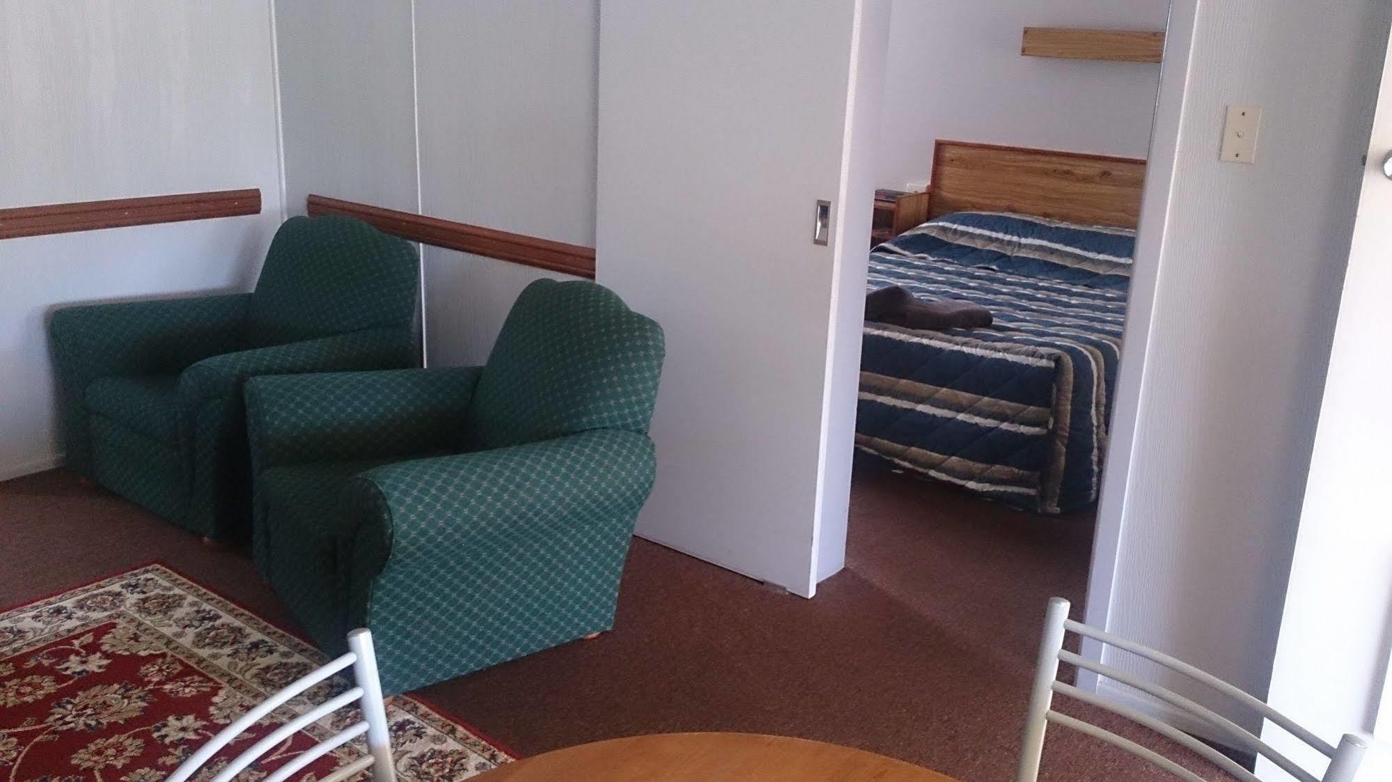 Granite Belt Motel Станторп Екстер'єр фото