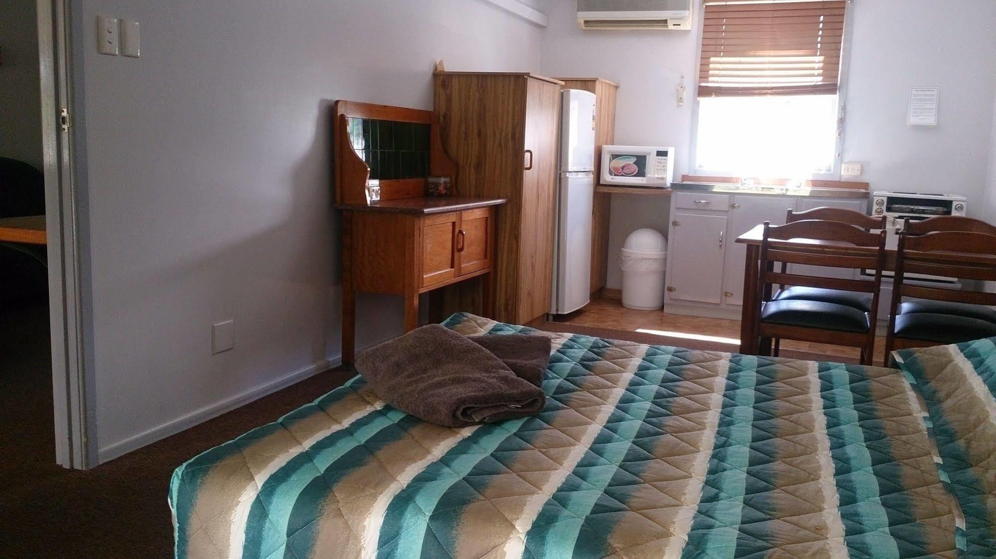 Granite Belt Motel Станторп Екстер'єр фото