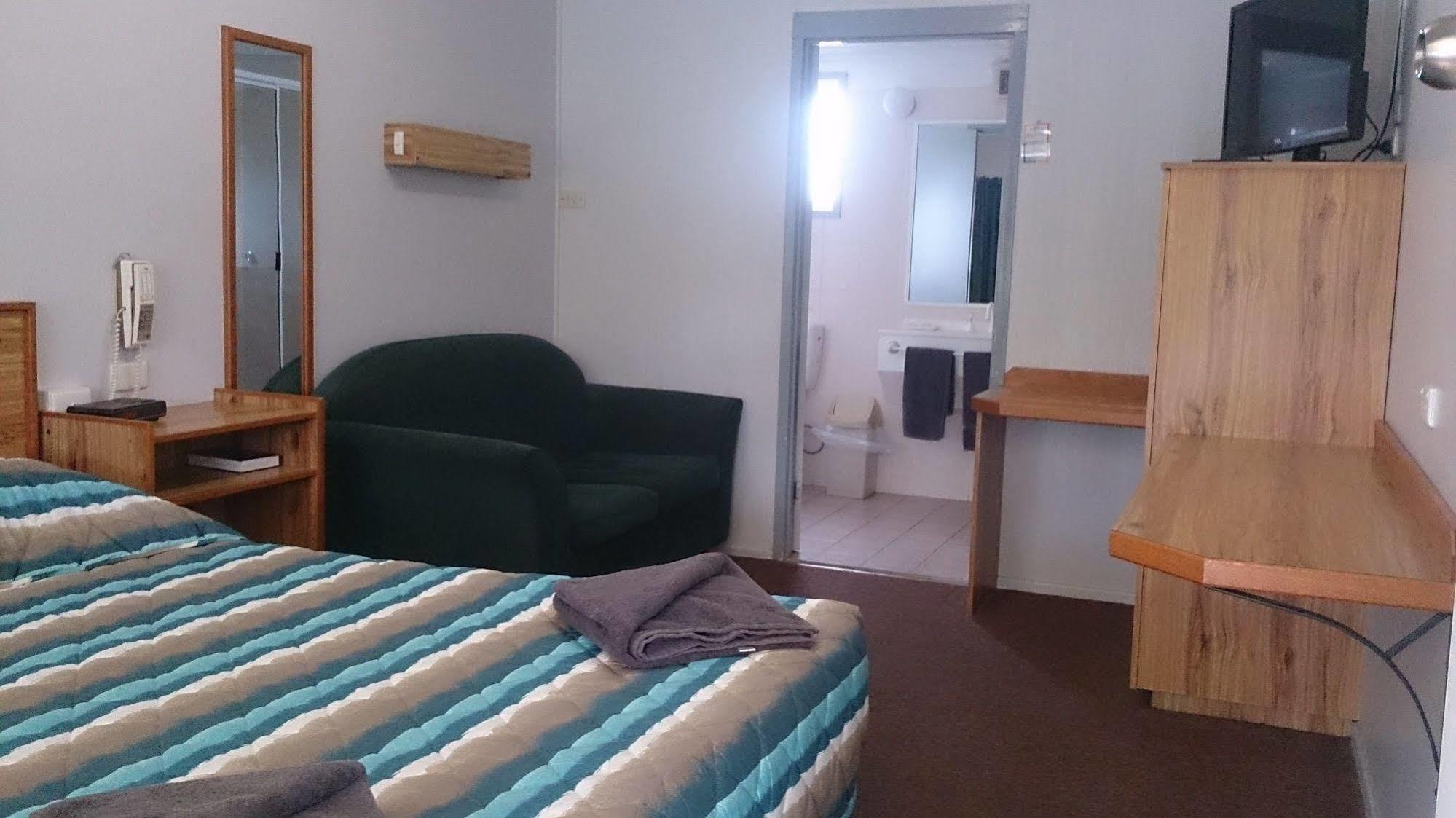 Granite Belt Motel Станторп Екстер'єр фото