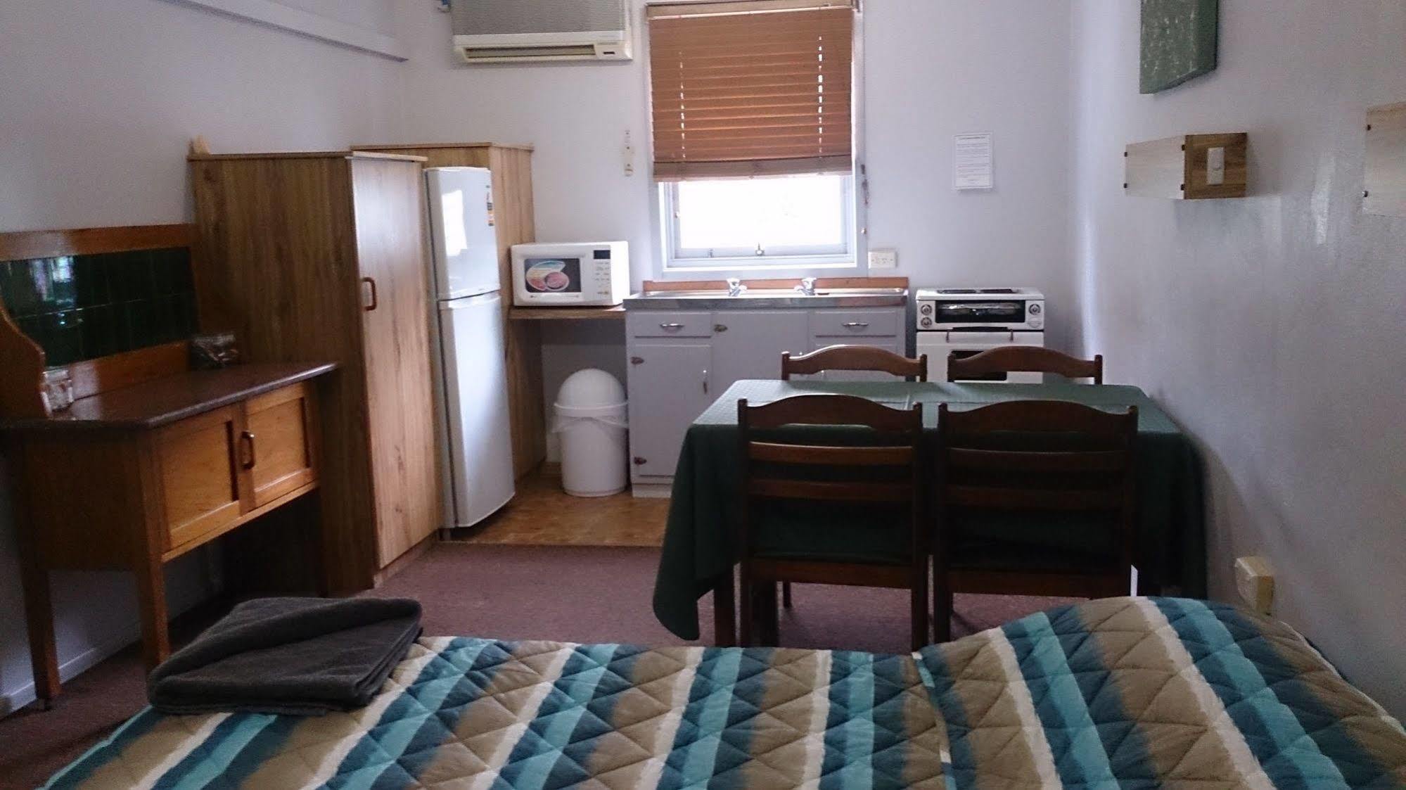 Granite Belt Motel Станторп Екстер'єр фото